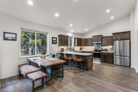 Indio Getaway- Kitchen Dining Area