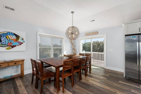 Open dining area w/ wood table, perfect for shared meals & relaxed evenings