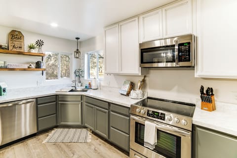 Kitchen | Keurig K-Duo Coffee Maker | Dishwasher | Blender