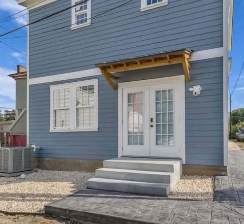 2 Homes on the Same Lot

Home #2 (Back Unit)
2 bedrooms
3 baths