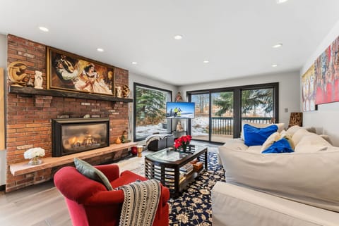 Living room: 50” Samsung Smart TV, Roku, gas fireplace