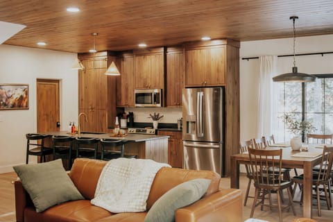 Brand new kitchen, vaulted ceilings, high-end appliances, fully stocked