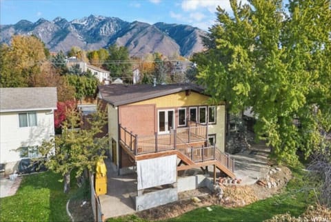 10 minutes from the mountains and 25 minutes from Alta and Snowbird