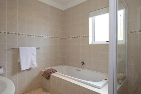 Entabeni Guest House Sea View Room with Pool (32314)