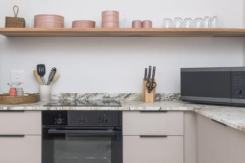 Kiandra Modern Bantry Bay 2-Bed: Walk to Promenade (33301)