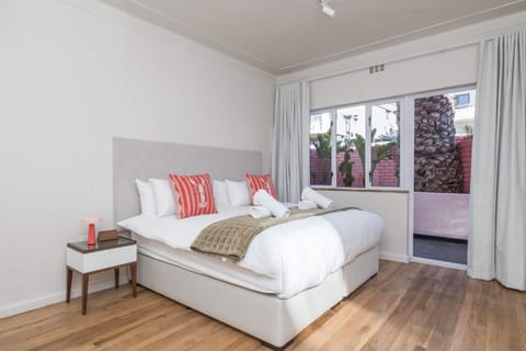 Kiandra Modern Bantry Bay 2-Bed: Walk to Promenade (33311)