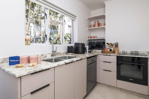 Kiandra Bantry Bay Renovated 2-Bed Near Promenade (33366)