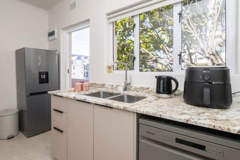 Kiandra Bantry Bay Renovated 2-Bed Near Promenade (33368)