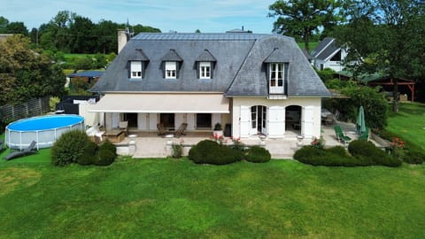 Beautiful vacation rental for 8 people with a pool and a view of the golf course