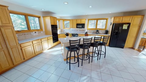 Fully Equipped Kitchen with Kitchen Bar for 4 - Fully Equipped Kitchen with Kitchen Bar for 4