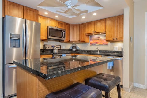 Easy flow between the kitchen and dining table for relaxed meals