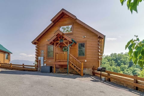 Charming log cabin retreat with stunning mountain views and inviting porch space!