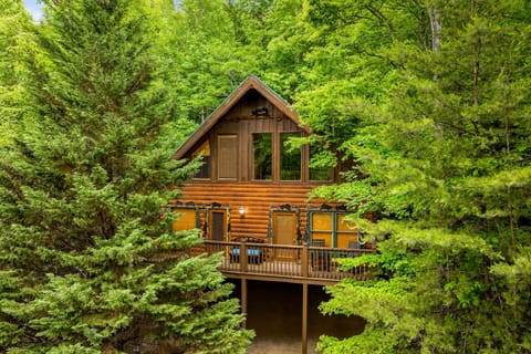 Your Charming Cabin Retreat awaits! Nestled among lush trees, enjoy serene views from your spacious deck!