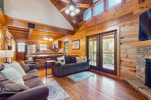 Beautiful open-concept cabin with warm wood interior, vaulted ceilings, fireplace, and full kitchen. Perfect for groups, family vacations, and Smoky Mountain retreats near Gatlinburg & Pigeon Forge.