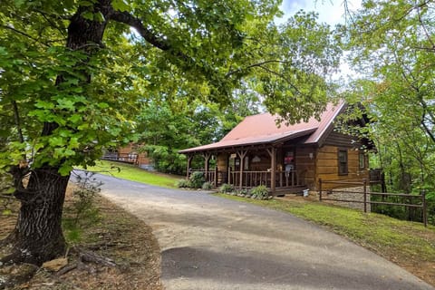 Charming cabin awaits. And, embrace nature surrounded by lush greenery and a welcoming porch!
