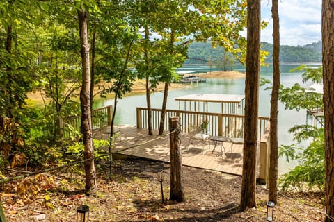 Dockside Retreat awaits. And, relax on the deck with stunning lake views and gentle breezes!