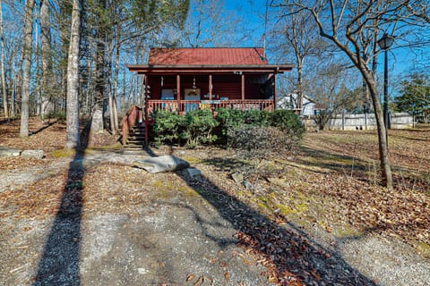 Charming Cabin Retreat, embrace nature in this rustic haven surrounded by stunning trees!