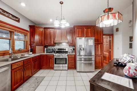 Enjoy a chef’s dream with elegant wood cabinetry and sparkling modern appliances!