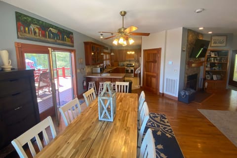 Gather around the spacious table and enjoy meals with a stunning view!