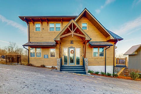 Charming log cabin design with stunning mountain views, perfect for your getaway!