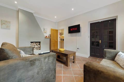 Cosy living room equipped with a SMART TV with Netflix and plenty of space to sit down and relax. 