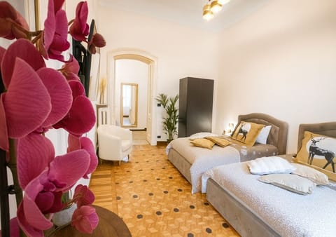 Due letti francesi caratterizzano questa grande stanza; tv 50" con Netflix