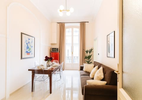 Il soggiorno con tv 40 pollici, sedie Ghost e ampio divano.