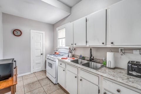 Cook comfortably in this easy-to-use kitchen with everything you need for simple meals and casual dining.