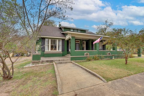 Texarkana Vacation Rental | 4BR | 3BA | 1,580 Sq Ft | Steps Required