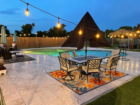 Beautiful backyard with Saltwater pool with attached Jacuzzi. 