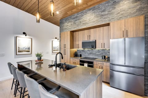 Kitchen | Breakfast Bar | Coffee Maker | 3rd Floor