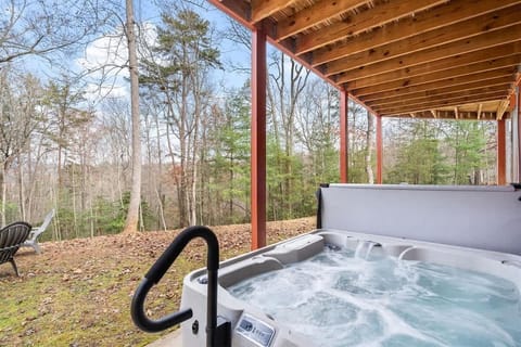 BRAND NEW 5-PERSON HOT TUB w/VIEW