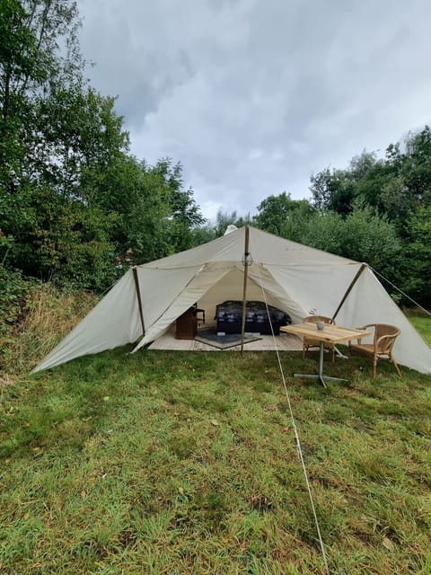 Camping Ont Moeten - Pim's tent - front of tent