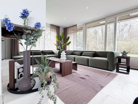 Spacious Tilburg living room with Smart TV, cozy sofa, and seating for multiple guests – Zwartvenseweg stay