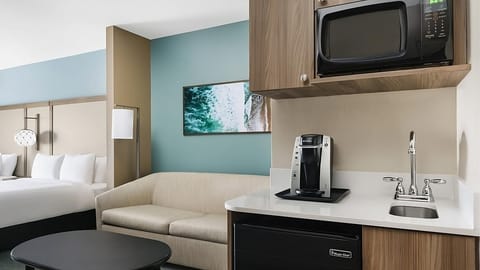 Living area + dining area, a perfect place for family getaways!