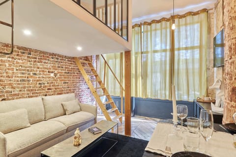 Salon avec canapé, table basse et espace repas