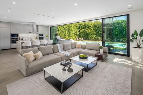 LuxJB: Luxury Villa Rentals with Hotel-Level Service. By Owners.