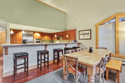This well-appointed kitchen boasts granite countertops and warm wooden cabinets, effortlessly merging functionality with alpine style for delightful cooking experiences.