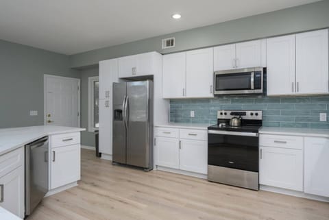 Beautiful Renovation Kitchen - Fully Stocked