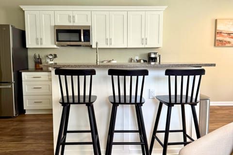 232 Mimosa Stay Kitchen Bar Seating