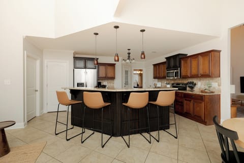 Fully equipped Kitchen with dining table & Family Area