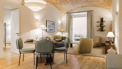Contemporary elegance meets comfort in this bright space, perfect for relaxing and hosting. Details that truly matter.
#AndoLiving
#InteriorDesign
#LuxuryComfort
#LisbonLiving