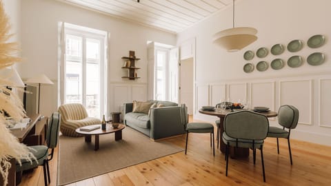 Contemporary elegance meets comfort in this bright space, perfect for relaxing and hosting. Details that truly matter.
#AndoLiving 
#InteriorDesign
#LuxuryComfort
#LisbonLiving