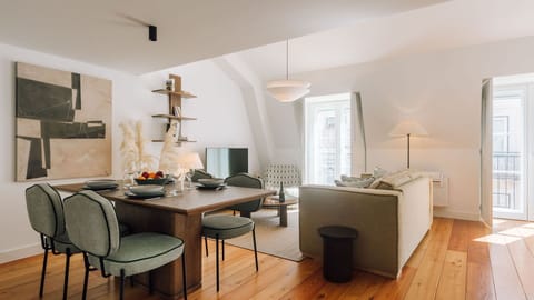 Contemporary elegance meets comfort in this bright space, perfect for relaxing and hosting. Details that truly matter.
#AndoLiving 
#InteriorDesign
#LuxuryComfort
#LisbonLiving