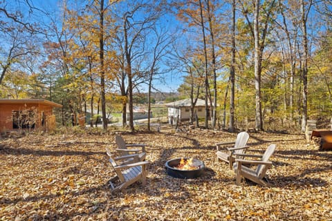 At South Woods, prepare to spend your days outside! Relax in the sauna, take a peaceful walk down the private trails, sit by the fire, enjoy a cup of coffee in the fresh air on the patios, or head over to Lake Sequoyah to kayak.