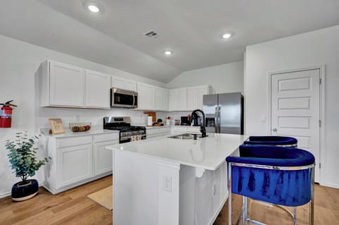 Kitchen island with seating and prep space