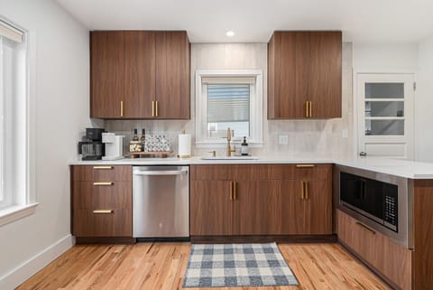 Fully equipped kitchen - toaster, blender, rice cooker, crockpot & kettle.