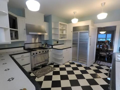 A fully functional kitchen
功能齐全的主厨房