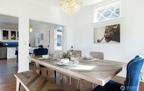 餐厅 Dining area
This stunning dining area blends rustic charm with modern elegance, creating the perfect space for intimate dinners and lively gatherings. Featuring a beautiful reclaimed wood dining table with matching bench seating, the space is comp