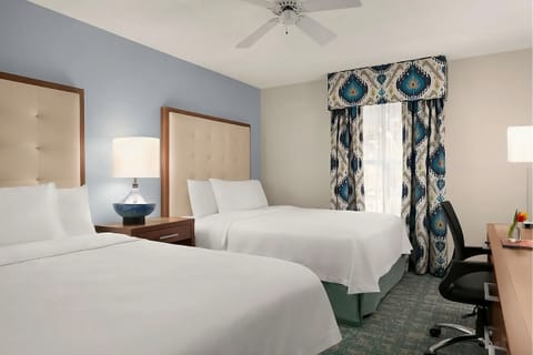 2 Queen Beds or 1 King Size Bed and a sofa